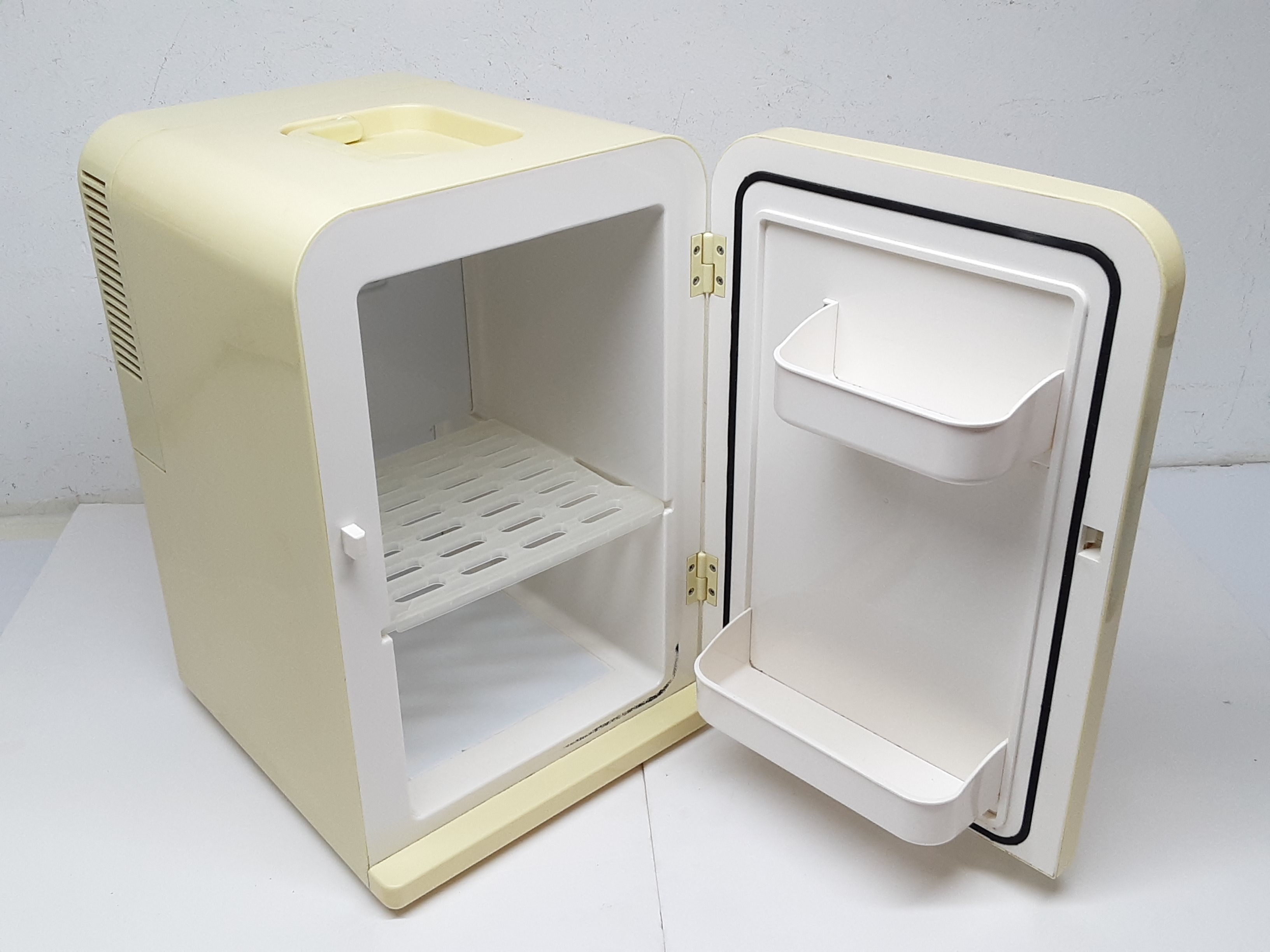 nevera sobremesa fridgemaster plástico crema 43'5x28x32 1u